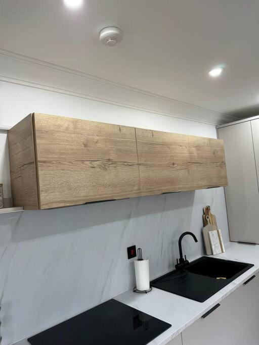 Premium Executive Apartment In ดันเฟิร์มลิน ภายนอก รูปภาพ
