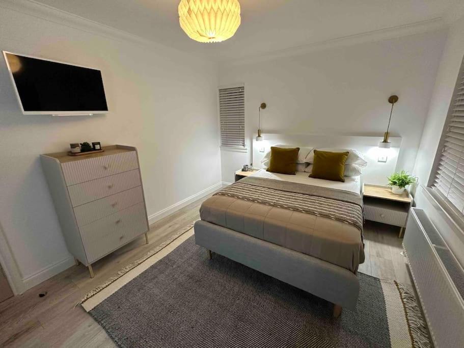 Premium Executive Apartment In ดันเฟิร์มลิน ภายนอก รูปภาพ